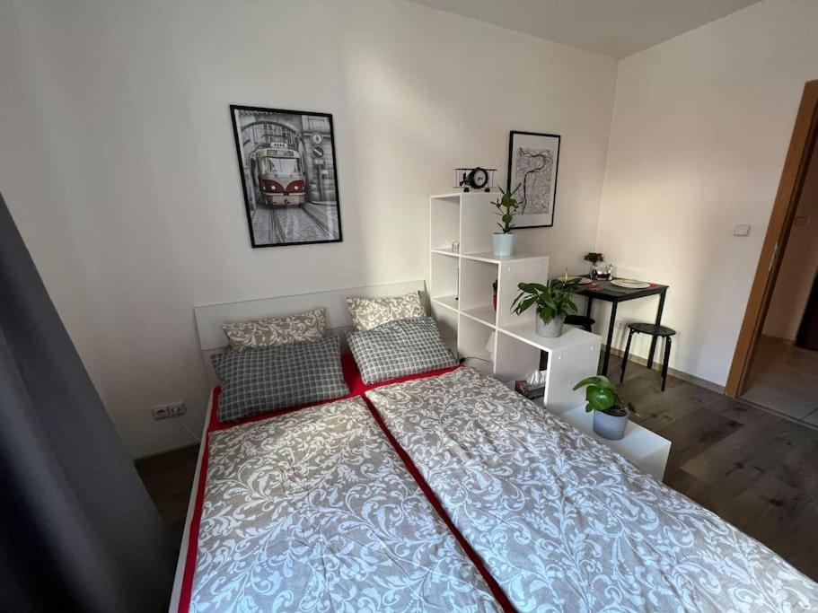 Modern Krymska & Francouzska Street Apartamento